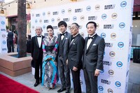 「たたら侍」ハリウッドプレミアでのレッドカーペットの様子。左から笹野高史、田畑智子、甲本雅裕、でんでん、音尾琢真。
