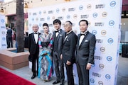 「たたら侍」ハリウッドプレミアでのレッドカーペットの様子。左から笹野高史、田畑智子、甲本雅裕、でんでん、音尾琢真。