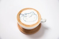ネコのカフェラテ（842円）