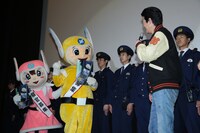 ピーガルくん（左端）、リリポちゃん（左から2番目）と話す唐沢寿明（右）。