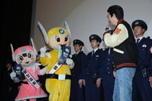 ピーガルくん（左端）、リリポちゃん（左から2番目）と話す唐沢寿明（右）。