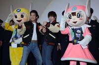 左からピーガルくん、唐沢寿明、窪田正孝、リリポちゃん。