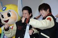 左からピーガルくん、唐沢寿明、窪田正孝。