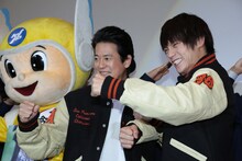 左からピーガルくん、唐沢寿明、窪田正孝。