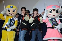 左からピーガルくん、唐沢寿明、窪田正孝、リリポちゃん。