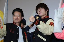 左から唐沢寿明、窪田正孝。