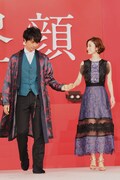 左から斎藤工、上戸彩。