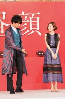 左から斎藤工、上戸彩。