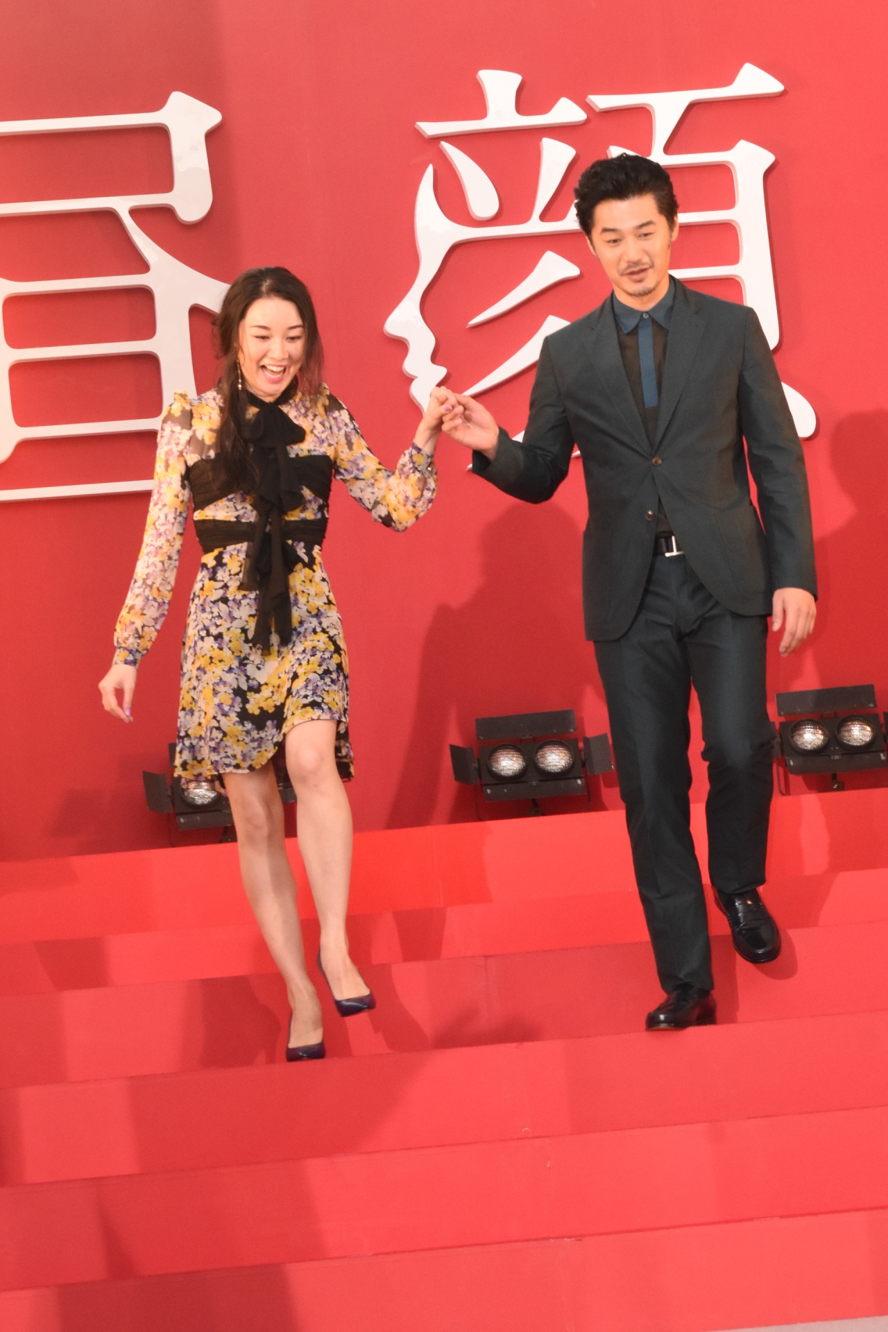 左から伊藤歩、平山浩行。