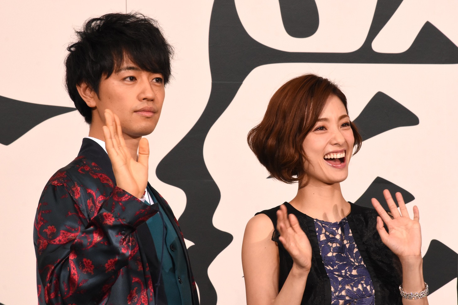 左から斎藤工、上戸彩。