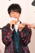 ネットショッピングで購入した指輪を見せる斎藤工。