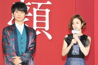 左から斎藤工、上戸彩。