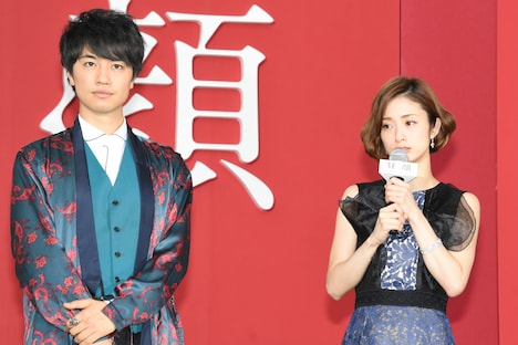 左から斎藤工、上戸彩。