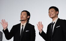 左から淵上泰史、田中俊介。