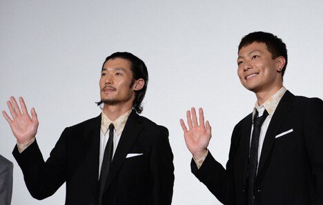 左から淵上泰史、田中俊介。