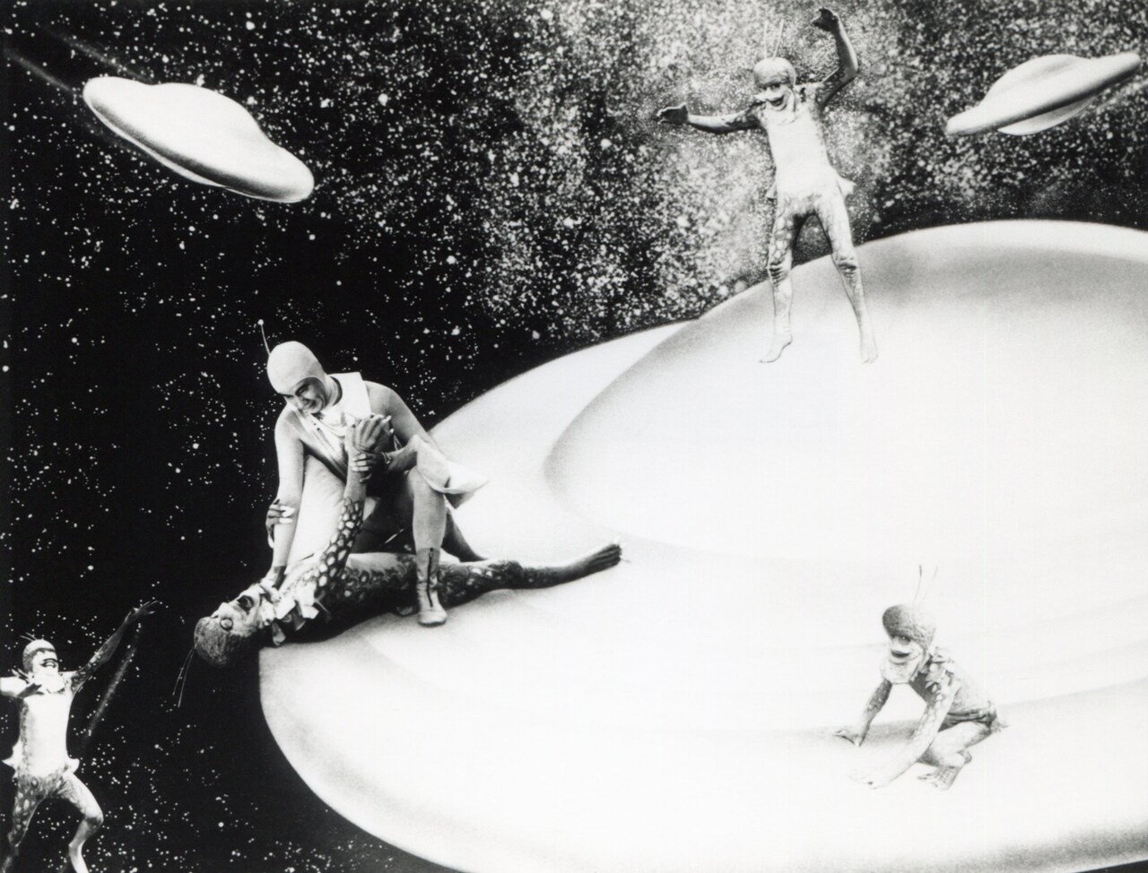 「鋼鉄の巨人／怪星人の魔城」「鋼鉄の巨人／地球滅亡寸前」 (c)国際放映