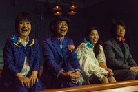 左から室井滋、木梨憲武、中村アン、上川隆也。