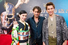 左から栗山千明、ジョニー・デップ、中川大志。
