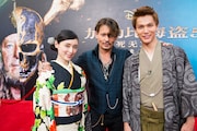 左から栗山千明、ジョニー・デップ、中川大志。