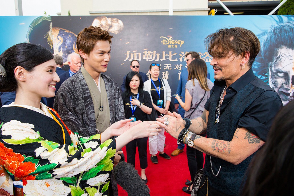 「パイレーツ・オブ・カリビアン／最後の海賊」ワールドプレミアにて、左から栗山千明、中川大志、ジョニー・デップ。