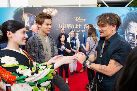 「パイレーツ・オブ・カリビアン/最後の海賊」ワールドプレミアにて、左から栗山千明、中川大志、ジョニー・デップ。