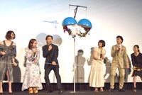 くす玉を割る登壇者たち。