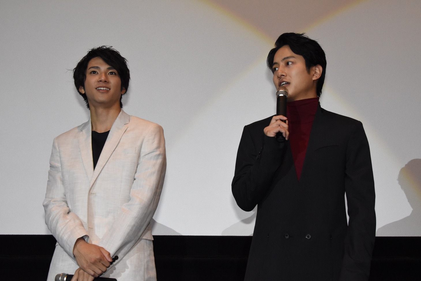 左から山田裕貴、溝端淳平。