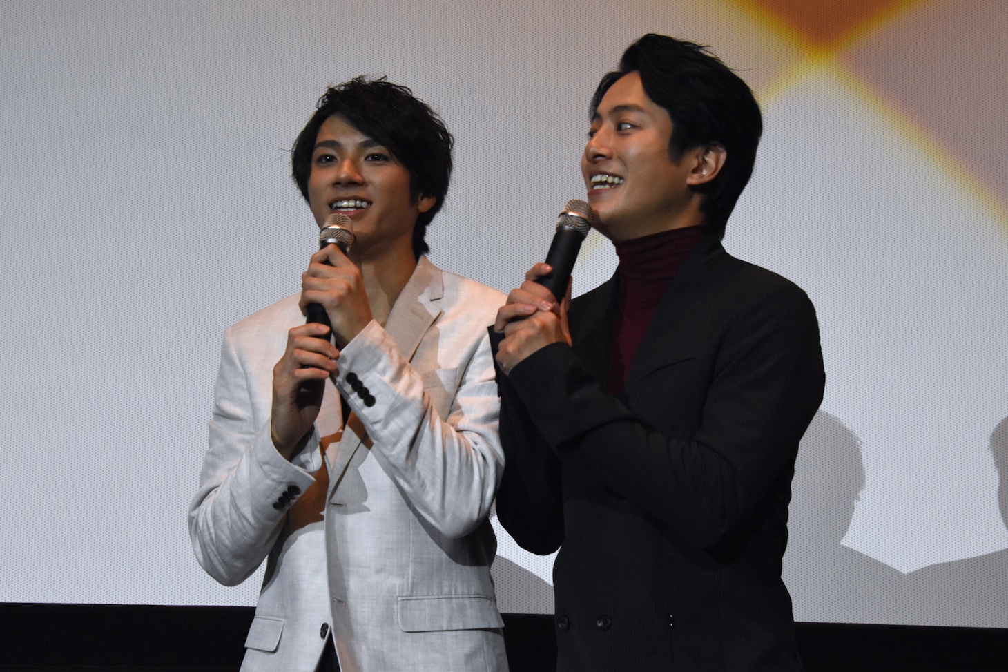 左から山田裕貴、溝端淳平。