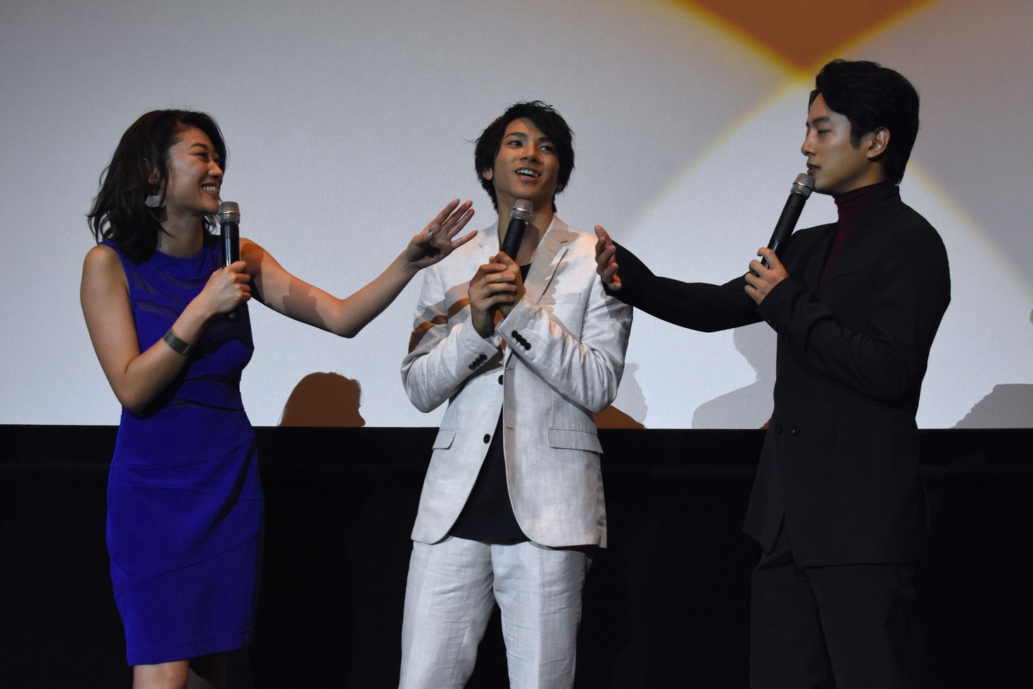 左から山田裕貴、溝端淳平、原幹恵。
