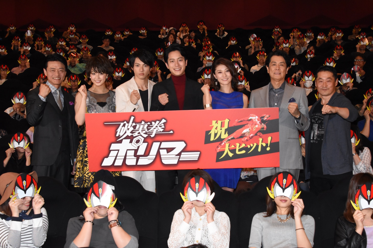 「破裏拳ポリマー」初日舞台挨拶の様子。左から神保悟志、柳ゆり菜、山田裕貴、溝端淳平、原幹恵、長谷川初範、坂本浩一。