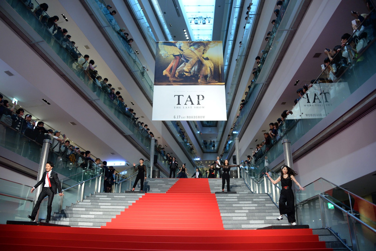 「TAP -THE LAST SHOW-」プレミアムイベントにて、タップダンサーたちによるパフォーマンスの様子。