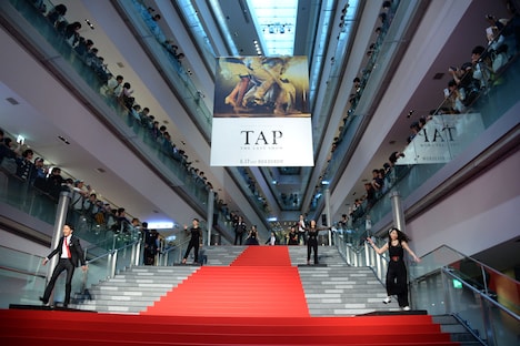 「TAP -THE LAST SHOW-」プレミアムイベントにて、タップダンサーたちによるパフォーマンスの様子。