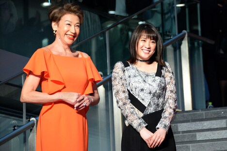 左から前田美波里、北乃きい。