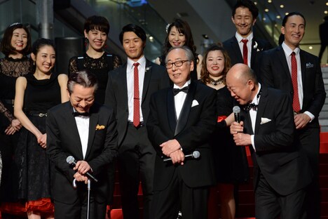 頭を下げ合う水谷豊（前列左）と六平直政（前列右）。