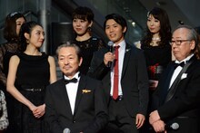 ダンサーが話す撮影現場での思い出に、耳を傾ける水谷豊（前列左）。