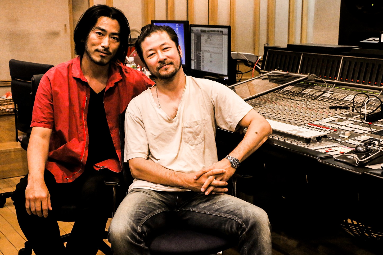 左から長谷井宏紀、浅野忠信。