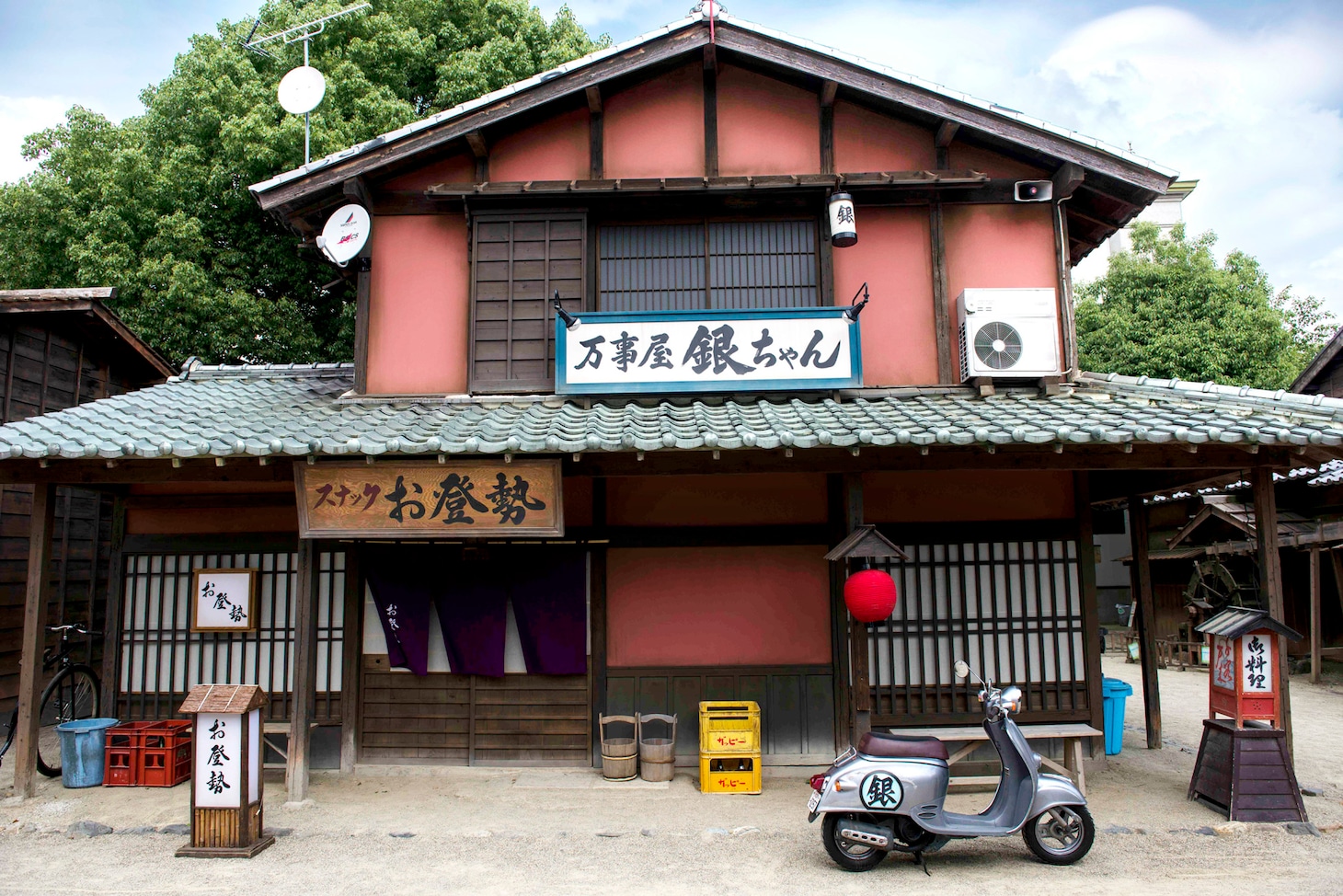 「銀魂」“万事屋銀ちゃん”のセット外観。