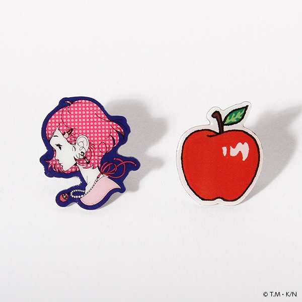 「黒髪の乙女とリンゴのピンズセット」（864円）