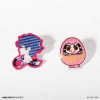 「先輩とダルマのピンズセット」（864円）
