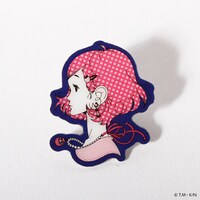 「黒髪の乙女とリンゴのピンズセット」（864円）