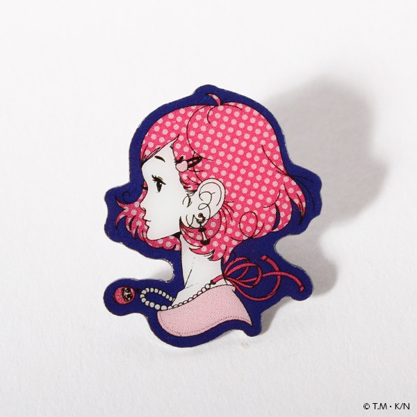 「黒髪の乙女とリンゴのピンズセット」（864円）