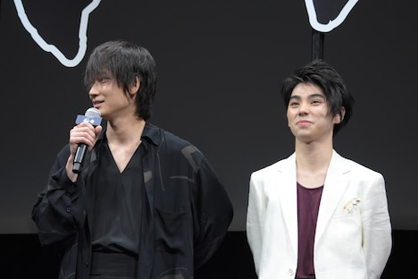 「武曲 MUKOKU」完成披露舞台挨拶の様子。左から綾野剛、村上虹郎。
