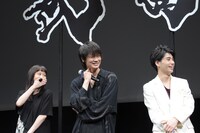 「武曲 MUKOKU」完成披露舞台挨拶の様子。左から前田敦子、綾野剛、村上虹郎。