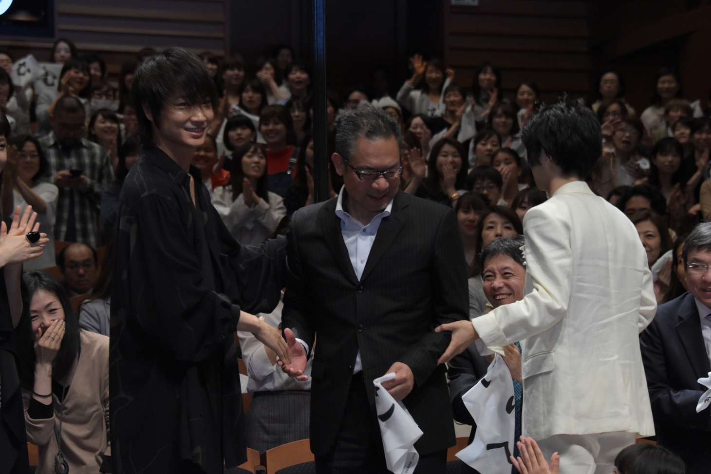 会場に来ていた原作者・藤沢周（中央）を観客に紹介する綾野剛と村上虹郎。