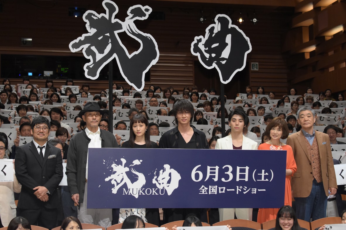 「武曲」完成披露、綾野剛が前田敦子に「ごめん、今日俺がセンターに立ってる…」