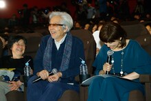 客席からキャスト陣のトークを見守る山田洋次（左）。