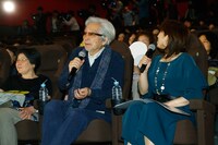 客席からキャスト陣のトークを見守る山田洋次（左）。