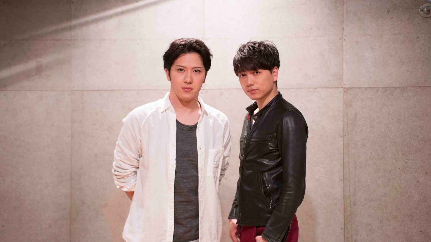 左から尾上松也、山崎育三郎。