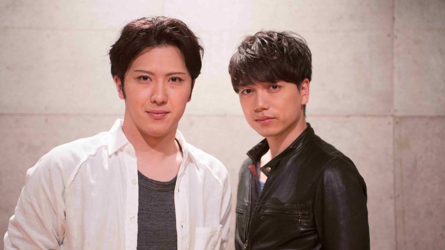 左から尾上松也、山崎育三郎。