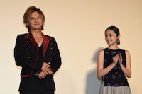 左から松岡充（SOPHIA）、安達祐実。